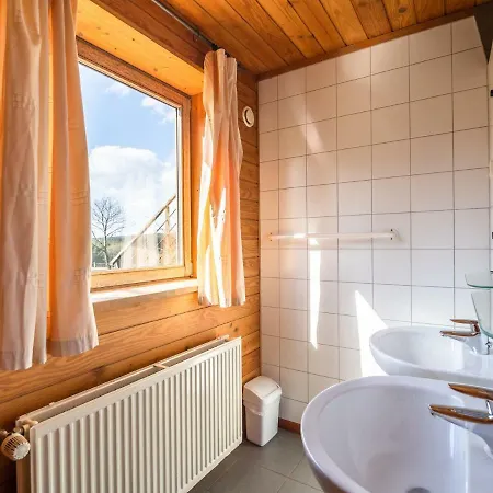 Spacious Chalet In With Garden Waimes
