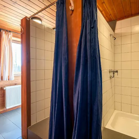 Spacious Chalet In With Garden Waimes